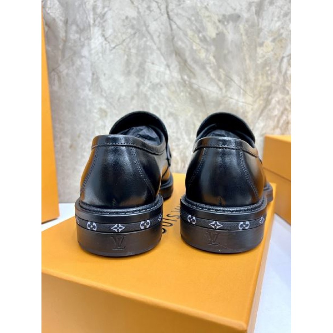 ローファーデザイン LVアクセント 滑らかな表面感 LOUIS VUITTON ルイヴィトン コピー ビジネスシューズ クラシックスタイル 人気上昇