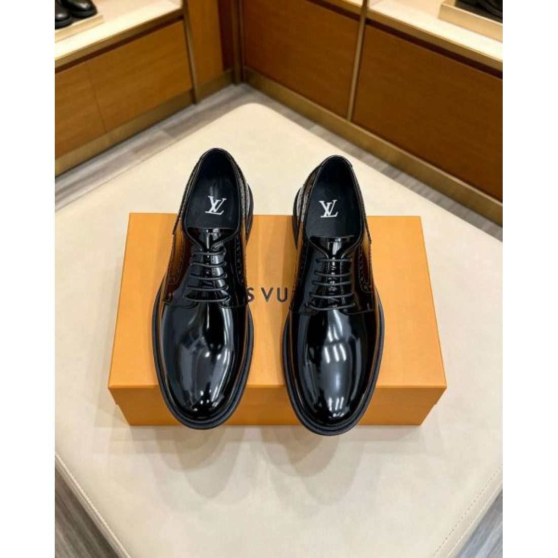フォーマルデザイン ストレートライン 端正なシルエット LOUIS VUITTON ルイヴィトン コピー ビジネスシューズ 高評価モデル スーツコーデ