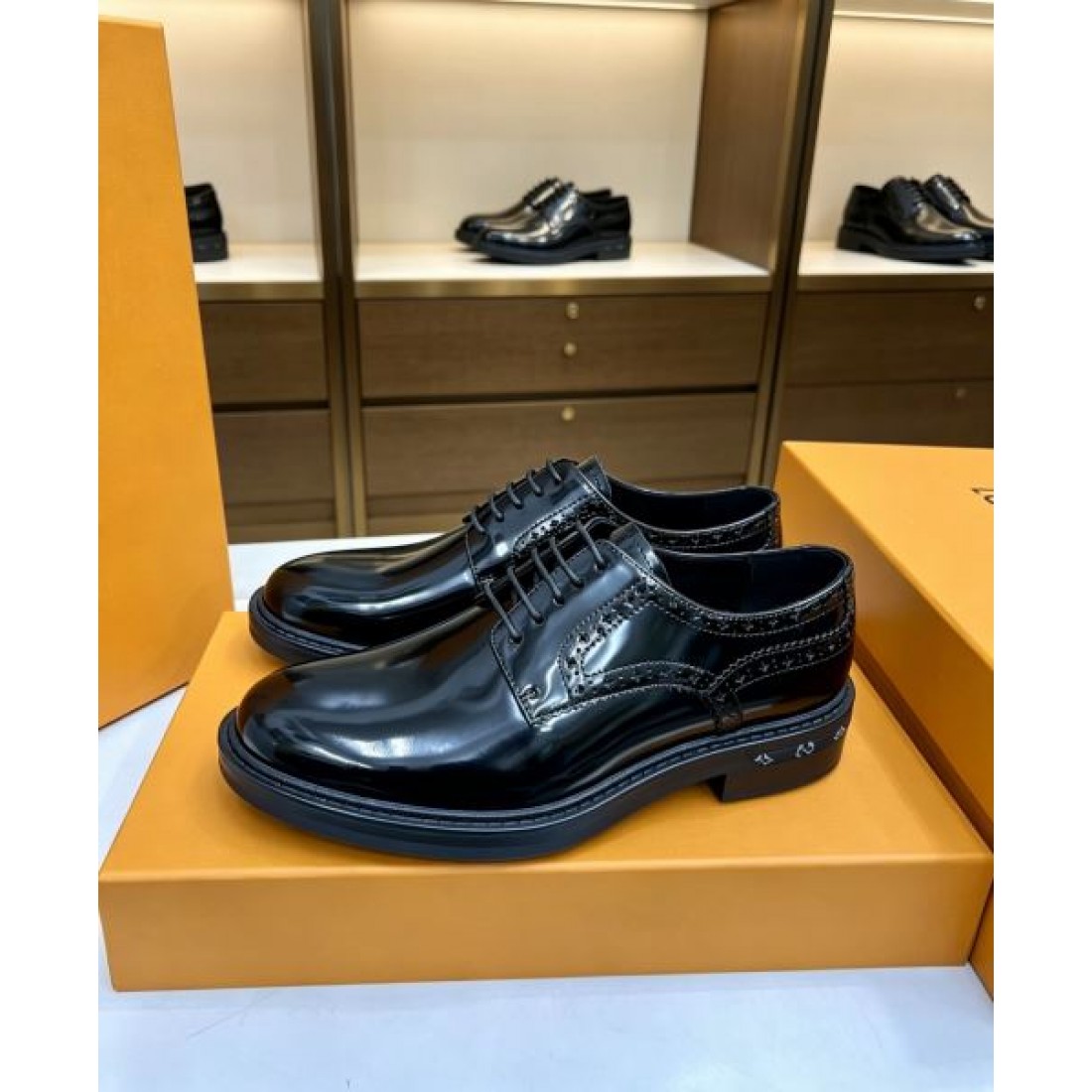 フォーマルデザイン ストレートライン 端正なシルエット LOUIS VUITTON ルイヴィトン コピー ビジネスシューズ 高評価モデル スーツコーデ