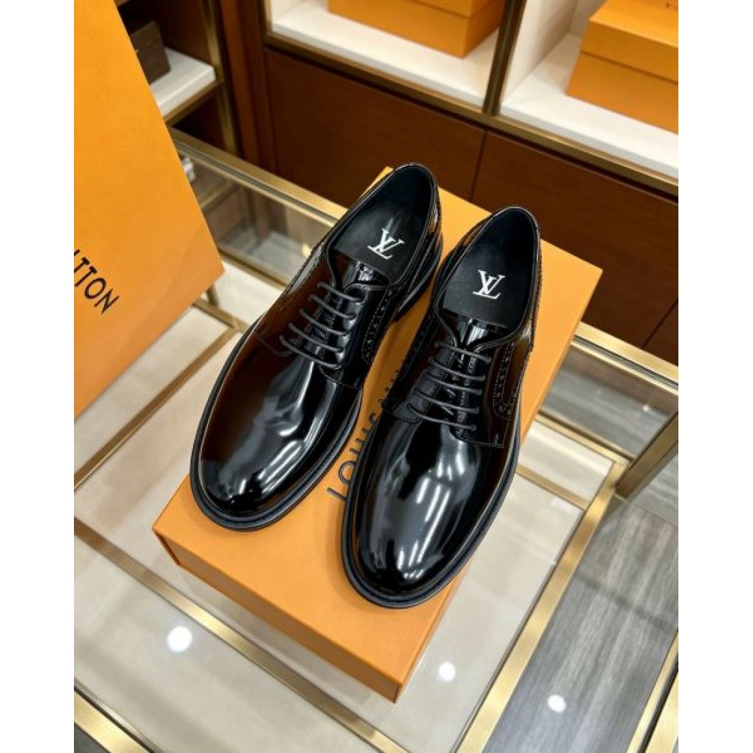 フォーマルデザイン ストレートライン 端正なシルエット LOUIS VUITTON ルイヴィトン コピー ビジネスシューズ 高評価モデル スーツコーデ