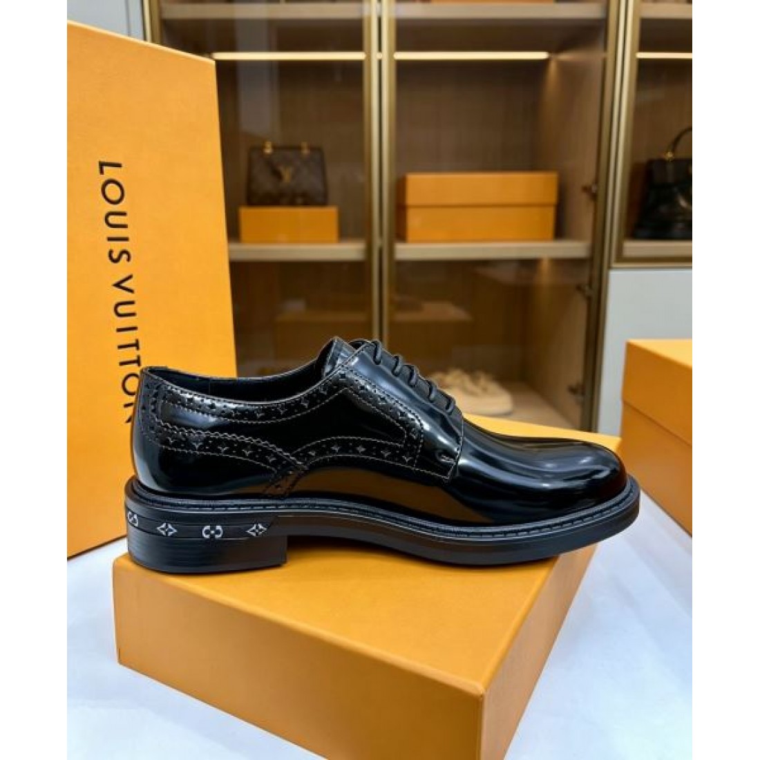 フォーマルデザイン ストレートライン 端正なシルエット LOUIS VUITTON ルイヴィトン コピー ビジネスシューズ 高評価モデル スーツコーデ