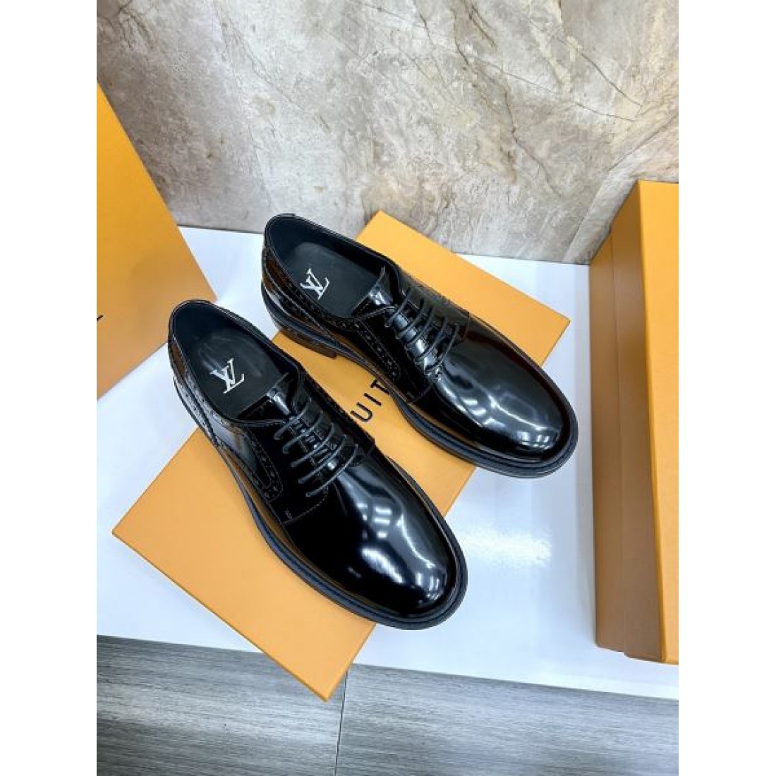 フォーマルデザイン ストレートライン 端正なシルエット LOUIS VUITTON ルイヴィトン コピー ビジネスシューズ 高評価モデル スーツコーデ