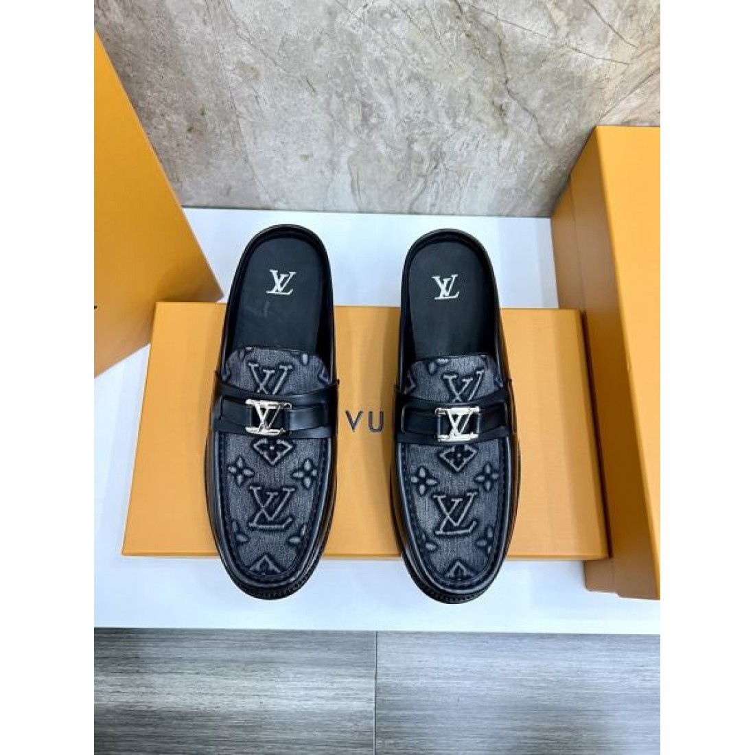 スリッポン仕様 クラシックフォルム エンボス加工風ディテール LOUIS VUITTON ルイヴィトン コピー ローファー 海外人気 シックスタイル