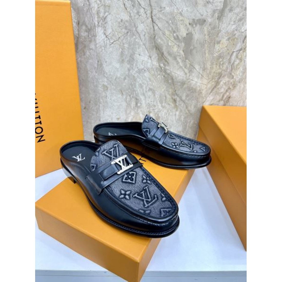 スリッポン仕様 クラシックフォルム エンボス加工風ディテール LOUIS VUITTON ルイヴィトン コピー ローファー 海外人気 シックスタイル
