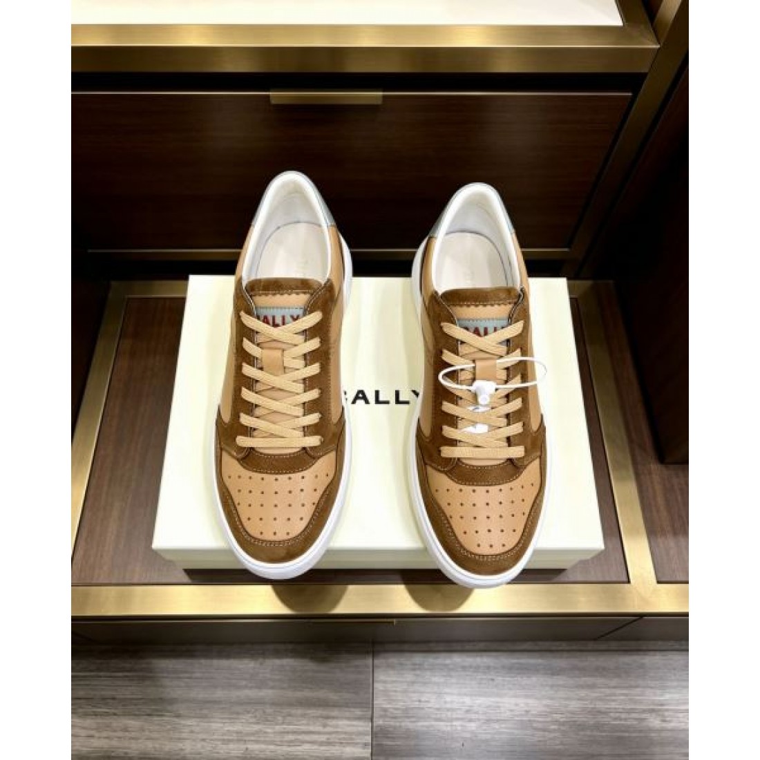 レザーパネルデザイン ローカット パンチング仕様 BALLY バリー コピー スニーカー 新着アイテム 上質スタイル 人気上昇