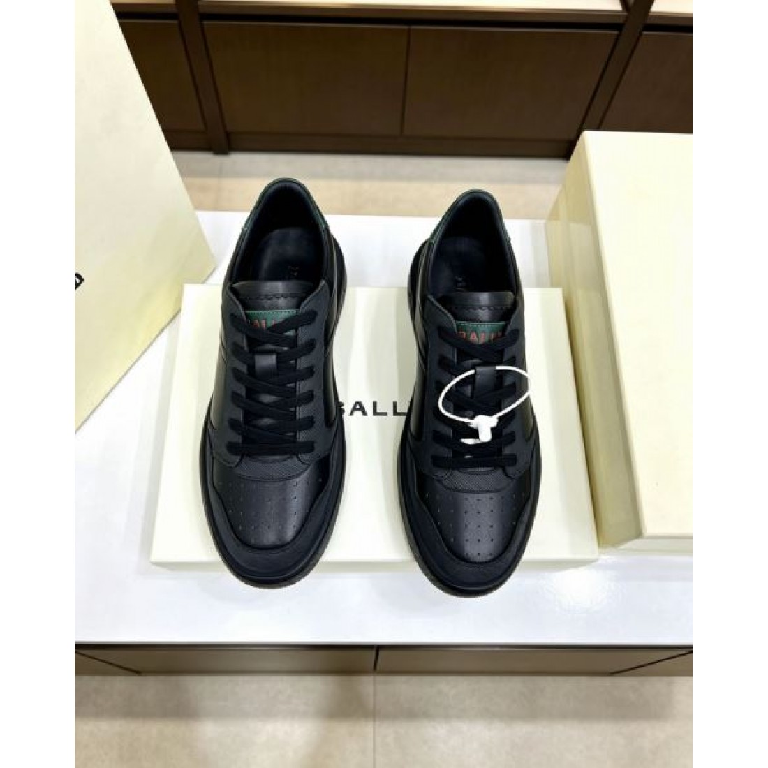 ミニマルフォルム レザー調デザイン スマートシルエット BALLY バリー コピー スニーカー 新作アイテム デイリースタイル