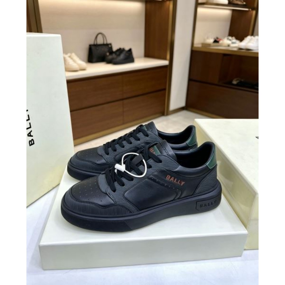 ミニマルフォルム レザー調デザイン スマートシルエット BALLY バリー コピー スニーカー 新作アイテム デイリースタイル