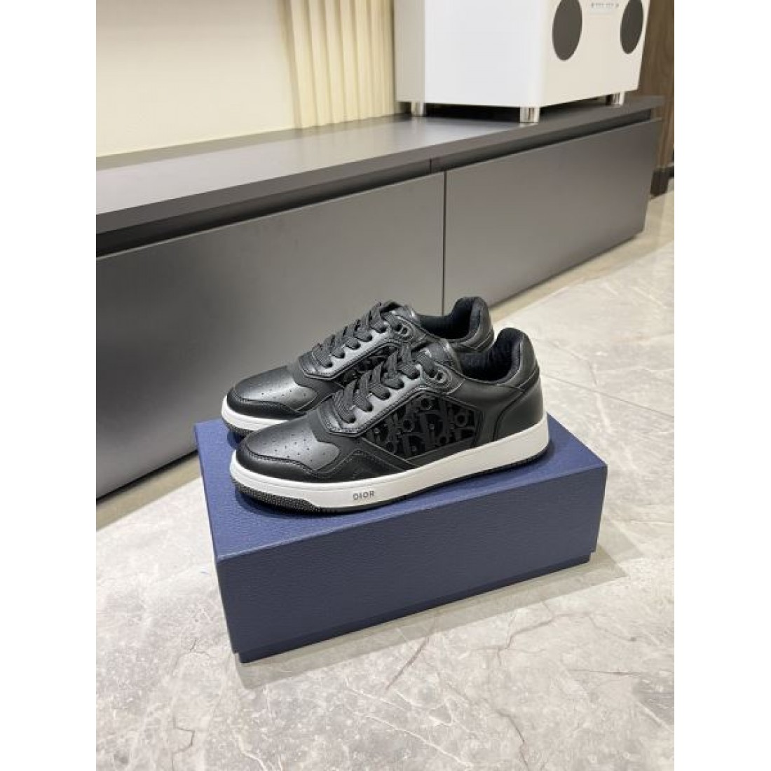 サイドパネルデザイン ローカット レースアップ仕様 DIOR ディオール コピー スニーカー 立体構造 注目モデル シティスタイル