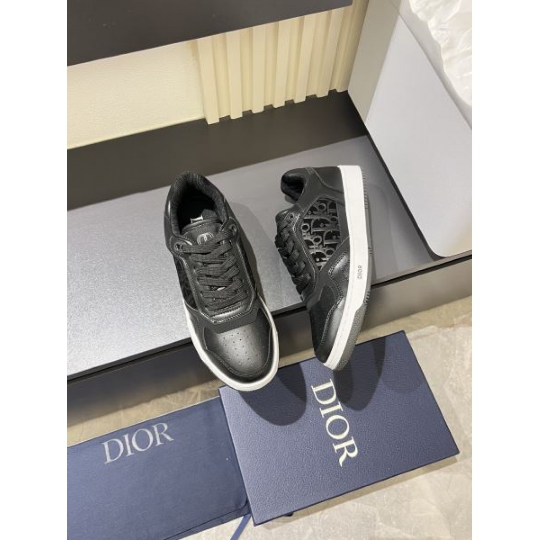 サイドパネルデザイン ローカット レースアップ仕様 DIOR ディオール コピー スニーカー 立体構造 注目モデル シティスタイル