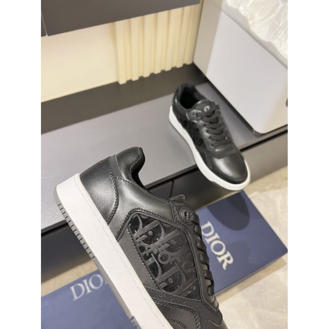 サイドパネルデザイン ローカット レースアップ仕様 DIOR ディオール コピー スニーカー 立体構造 注目モデル シティスタイル