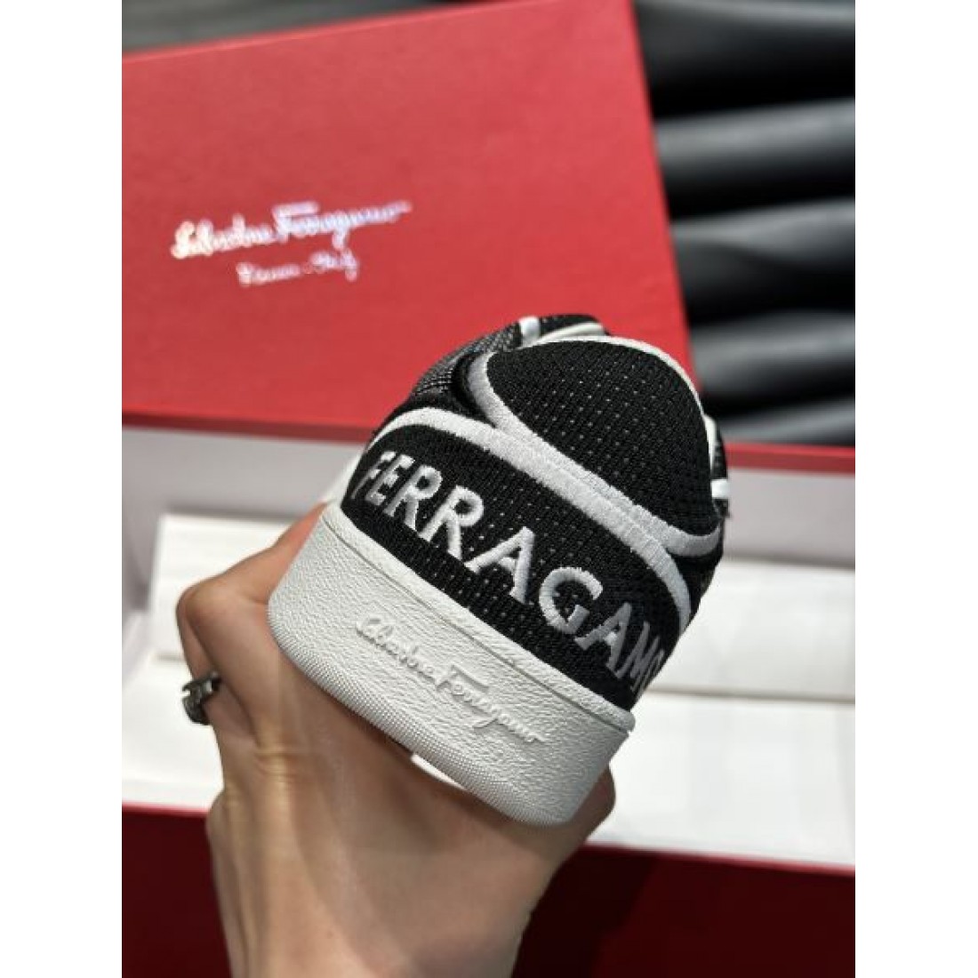 メッシュ切替 ローカット レースアップ仕様 FERRAGAMO フェラガモ コピー スニーカー アクティブデザイン 海外人気 シティコーデ