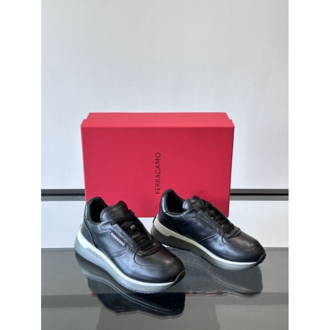 レザーデザイン ローカット スマートフォルム SALVATORE FERRAGAMO サルヴァトーレフェラガモ コピー スニーカー 質感素材 デイリースタイル