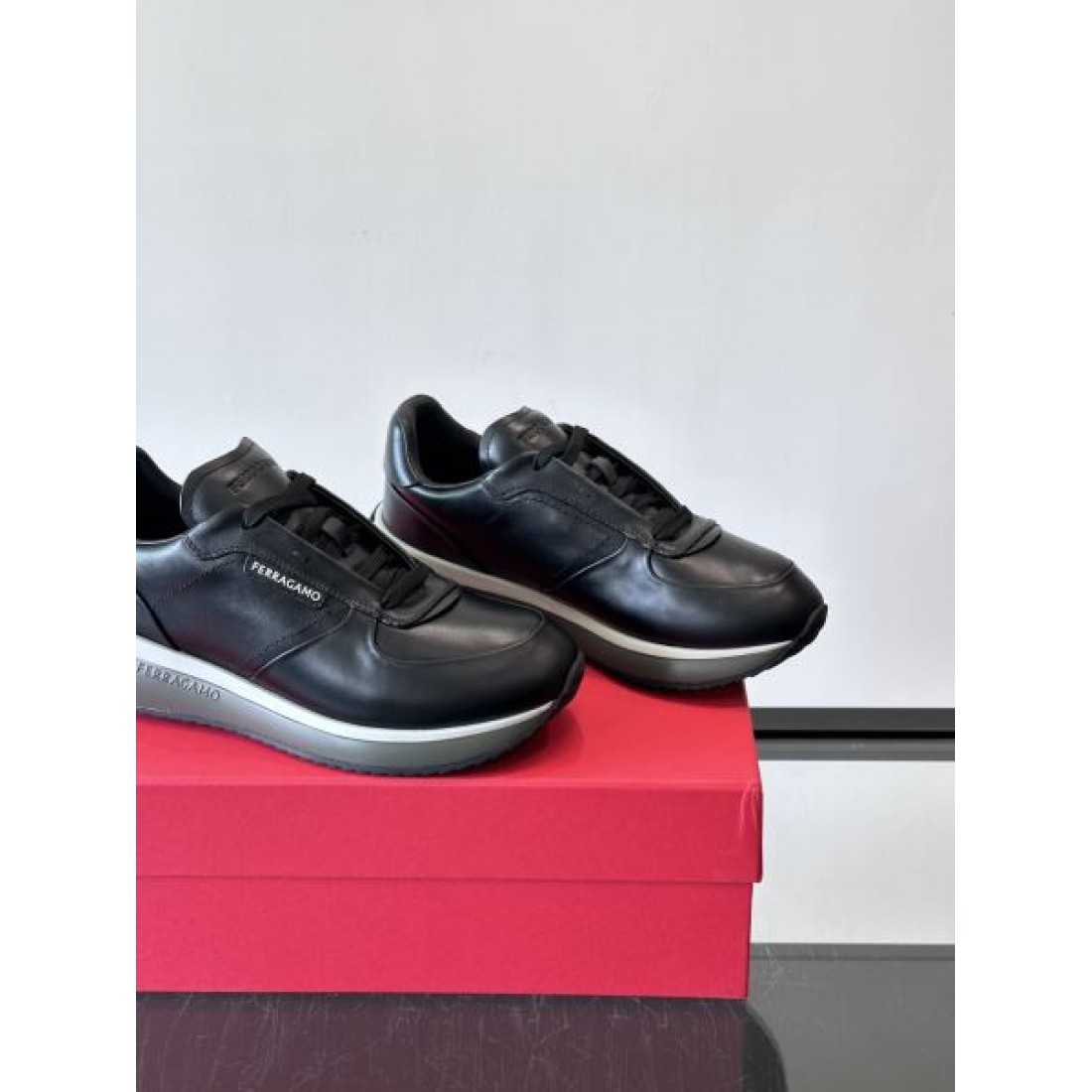 レザーデザイン ローカット スマートフォルム SALVATORE FERRAGAMO サルヴァトーレフェラガモ コピー スニーカー 質感素材 デイリースタイル