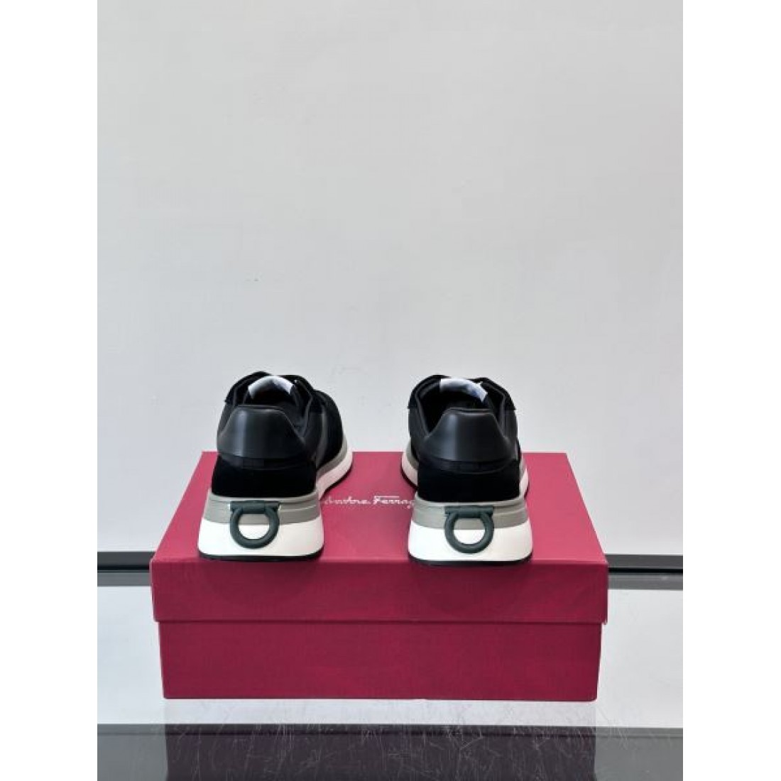 シンプルデザイン ローカット レースアップ仕様 SALVATORE FERRAGAMO サルヴァトーレフェラガモ コピー スニーカー 上質ディテール カジュアルスタイル