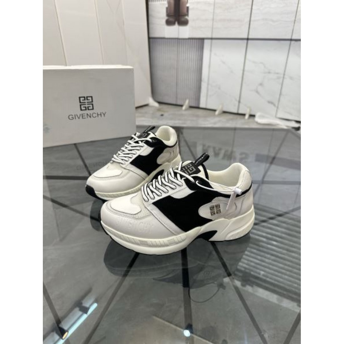 スポーティーフォルム 立体ソール シンプルアッパー GIVENCHY ジバンシィ コピー スニーカー 快適フィット デイリーファッション