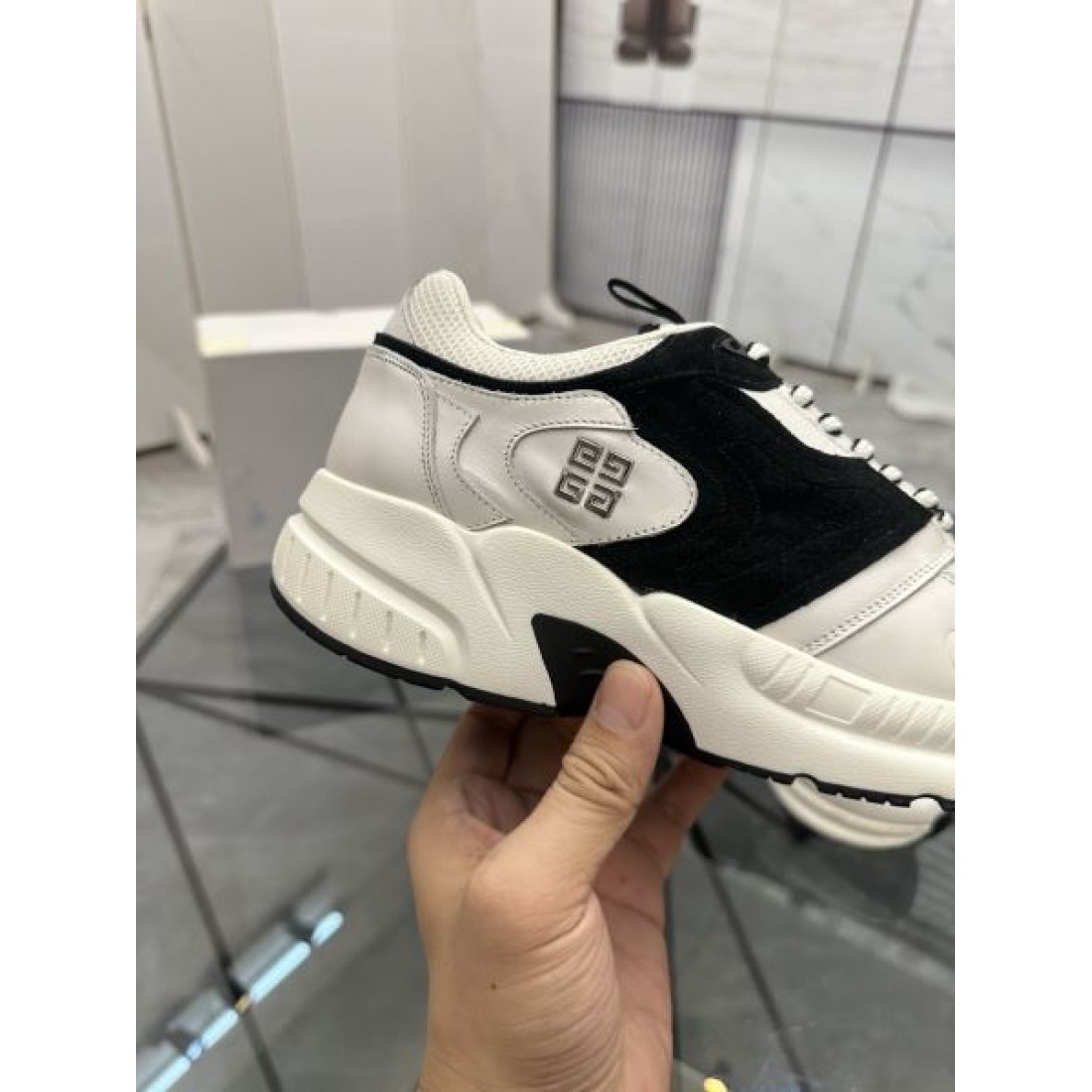 スポーティーフォルム 立体ソール シンプルアッパー GIVENCHY ジバンシィ コピー スニーカー 快適フィット デイリーファッション