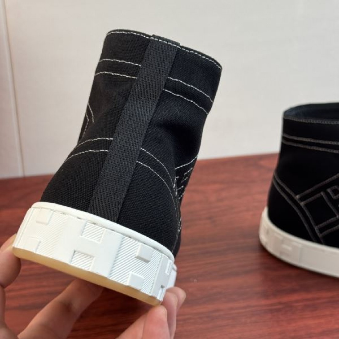 ハイカットデザイン キャンバス素材 ラインステッチ HERMES エルメス コピー スニーカー クラフト感 カジュアルスタイル