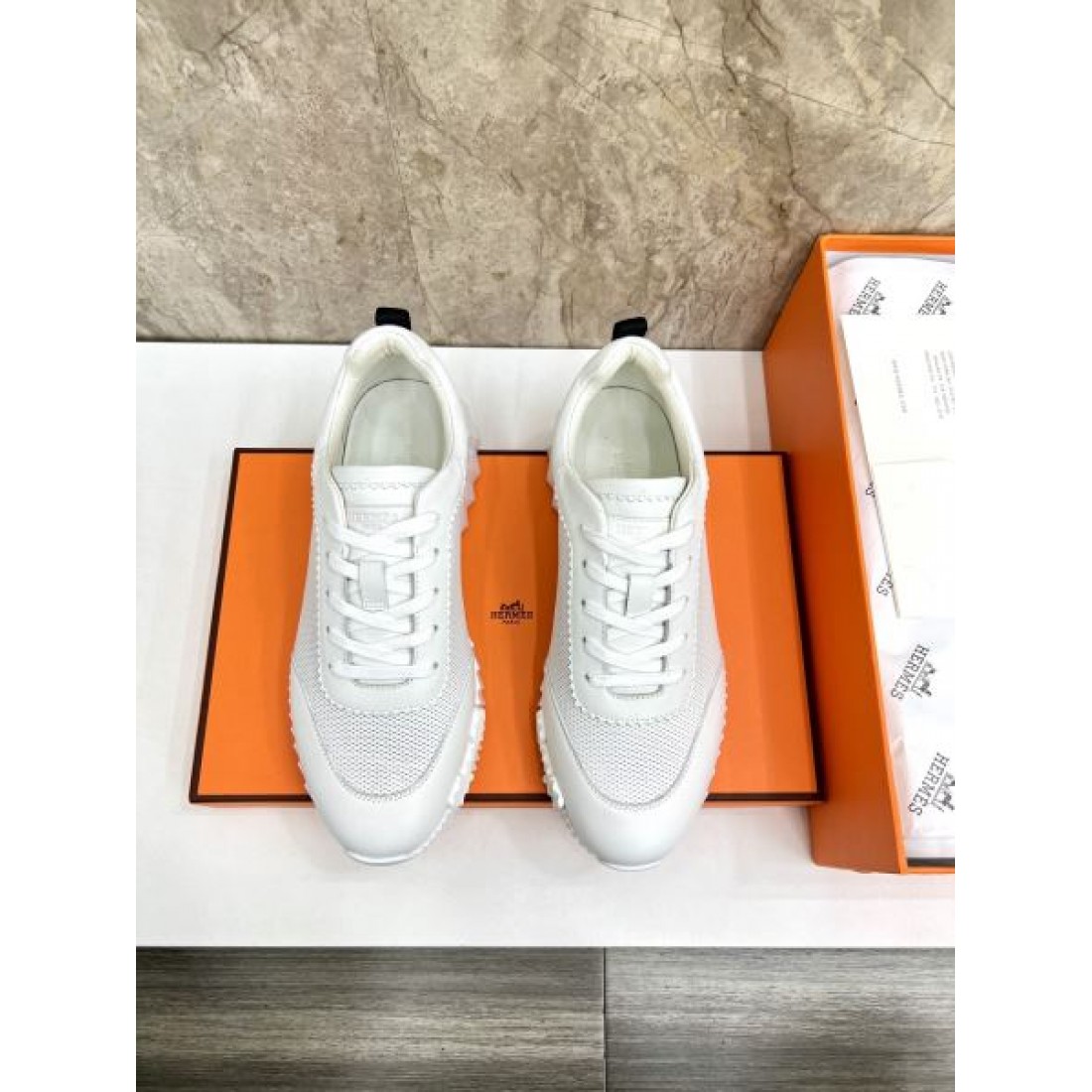 レースアップ仕様 ベーシックシルエット HERMES エルメス コピー スニーカー 実用性デザイン シティカジュアル 幅広い着こなし