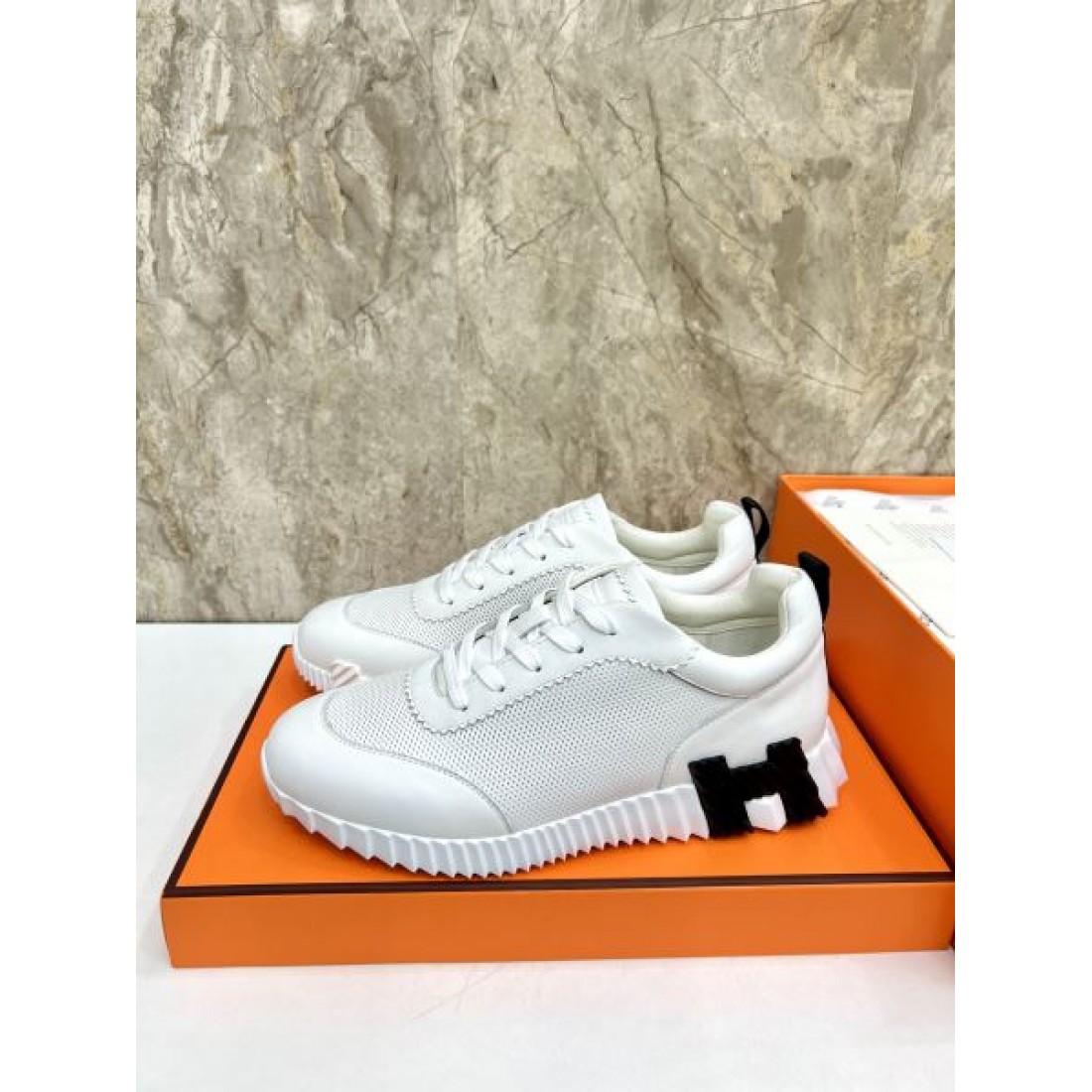 レースアップ仕様 ベーシックシルエット HERMES エルメス コピー スニーカー 実用性デザイン シティカジュアル 幅広い着こなし