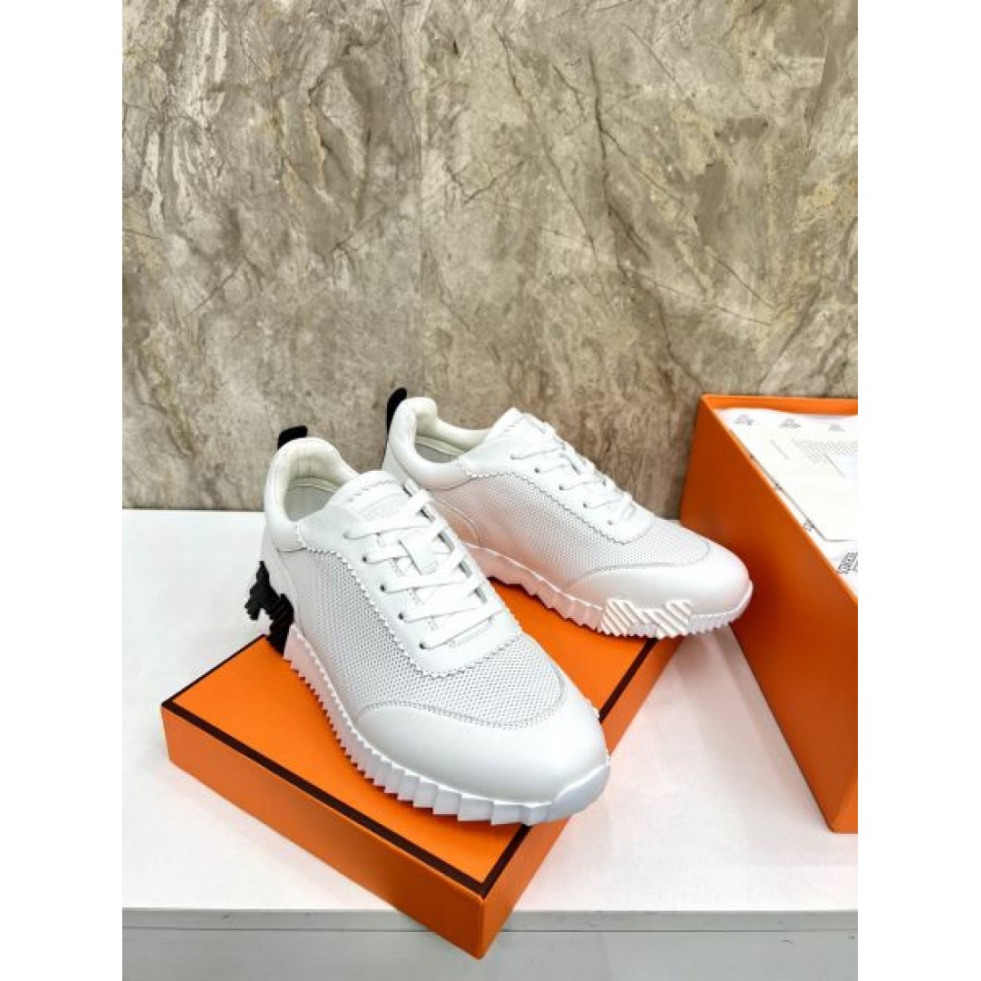 レースアップ仕様 ベーシックシルエット HERMES エルメス コピー スニーカー 実用性デザイン シティカジュアル 幅広い着こなし