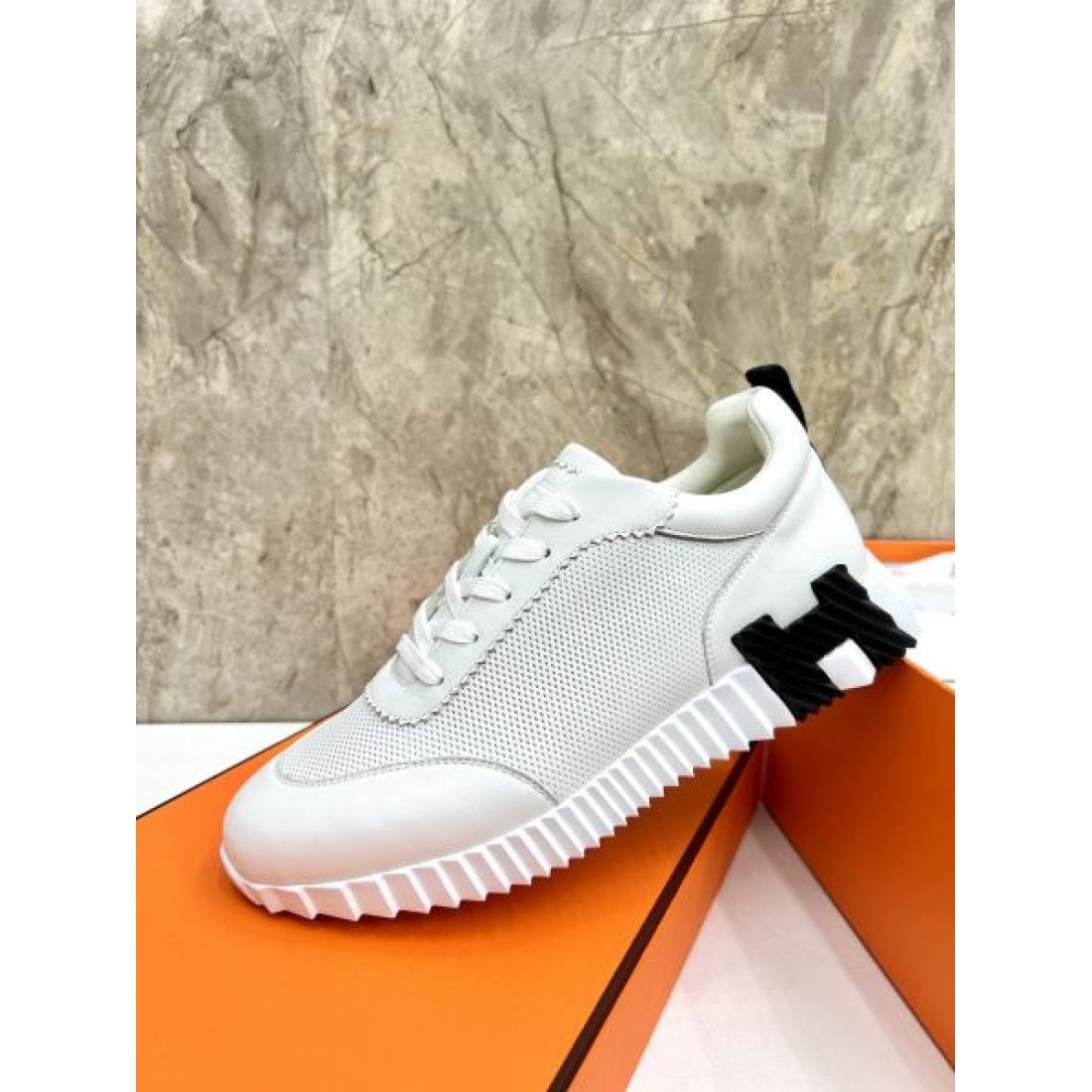 レースアップ仕様 ベーシックシルエット HERMES エルメス コピー スニーカー 実用性デザイン シティカジュアル 幅広い着こなし