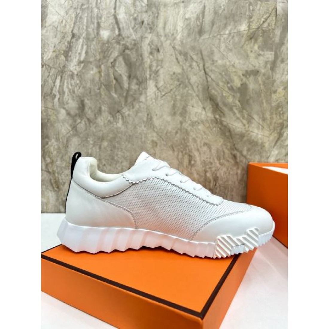 レースアップ仕様 ベーシックシルエット HERMES エルメス コピー スニーカー 実用性デザイン シティカジュアル 幅広い着こなし