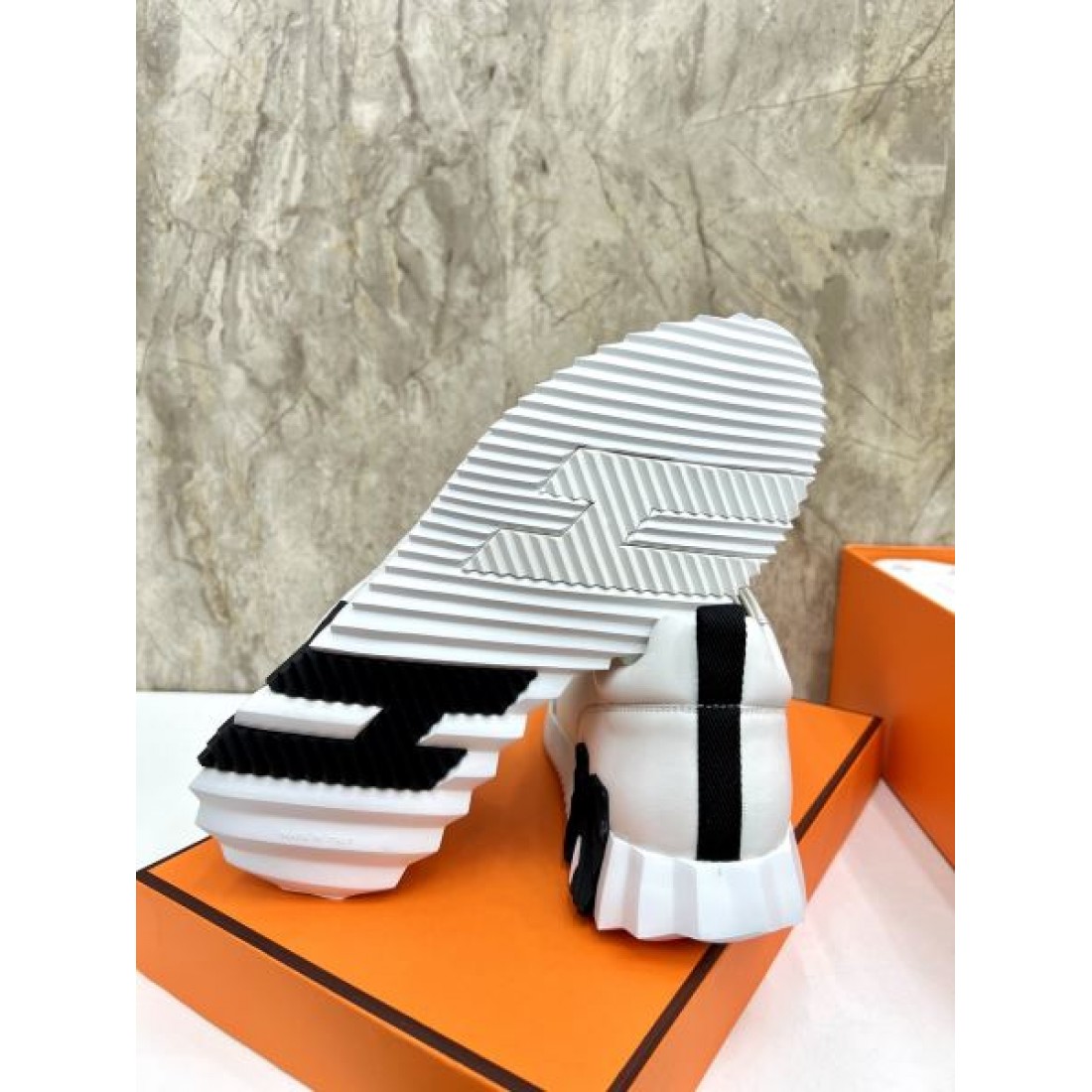 レースアップ仕様 ベーシックシルエット HERMES エルメス コピー スニーカー 実用性デザイン シティカジュアル 幅広い着こなし
