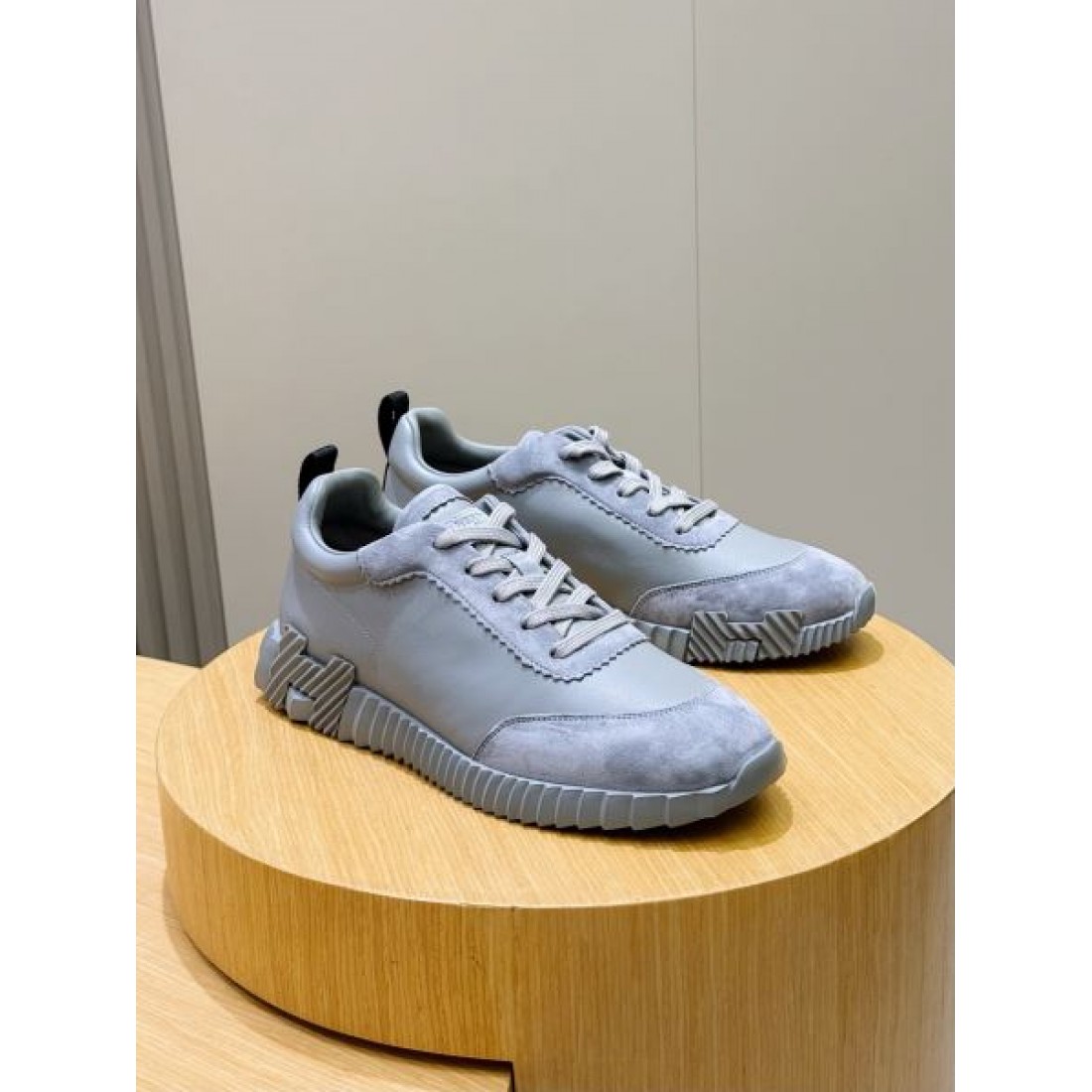 ミニマルシルエット アクセントステッチ HERMES エルメス コピー スニーカー 快適設計 休日スタイル シティファッション