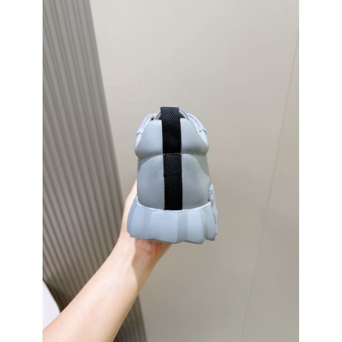 ミニマルシルエット アクセントステッチ HERMES エルメス コピー スニーカー 快適設計 休日スタイル シティファッション