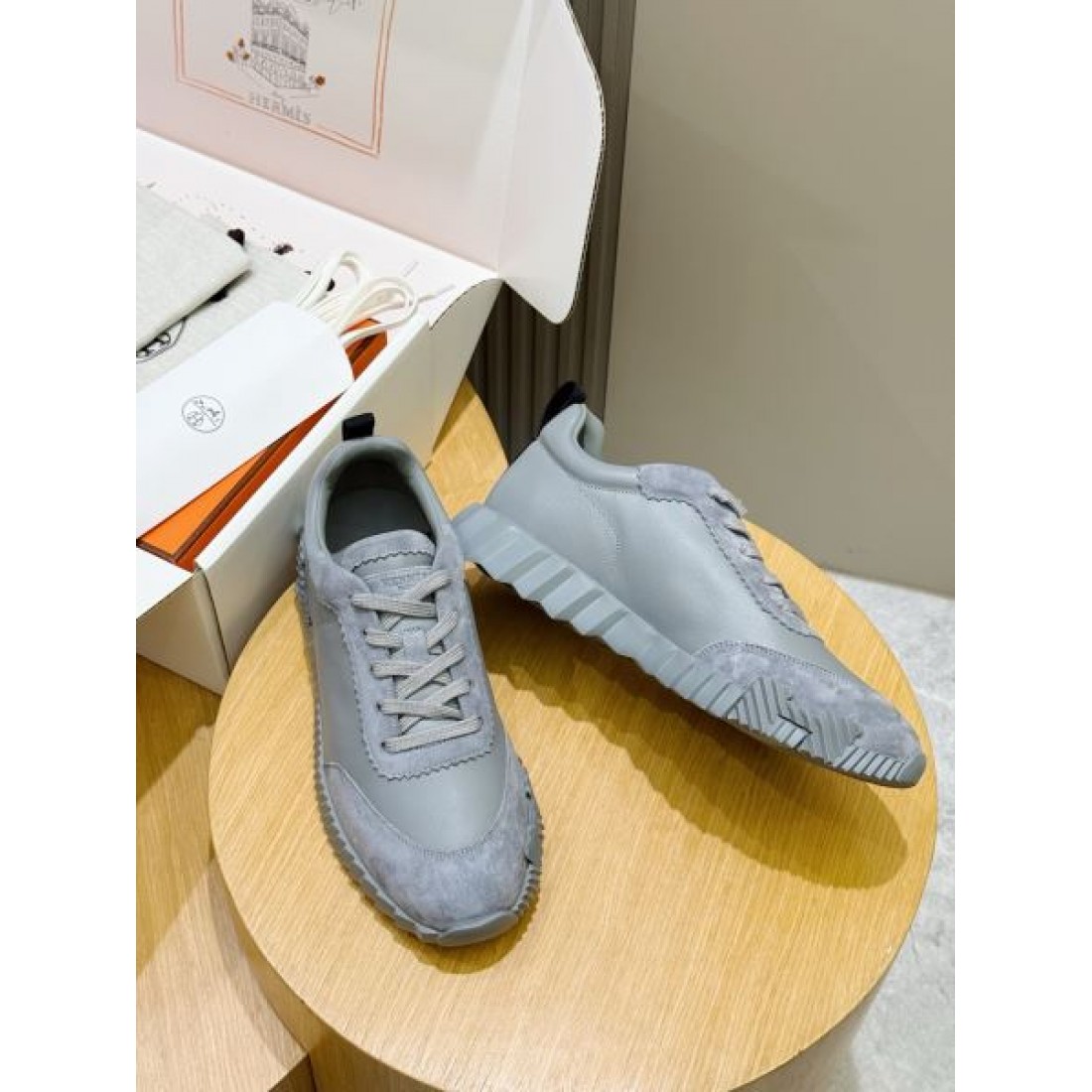 ミニマルシルエット アクセントステッチ HERMES エルメス コピー スニーカー 快適設計 休日スタイル シティファッション