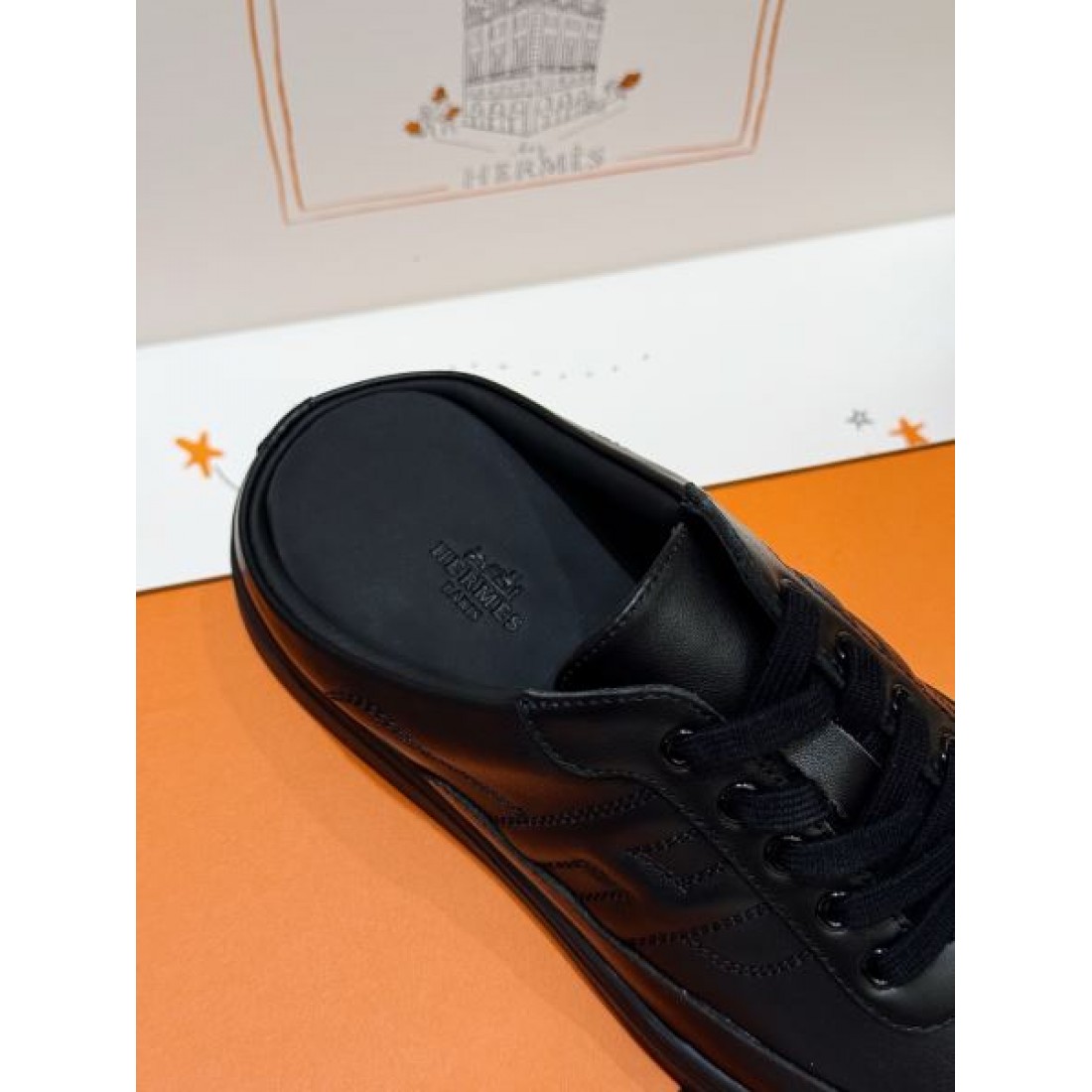 レザーデザイン ローカット ミニマルフォルム HERMES エルメス コピー スニーカー 丁寧な作り シティスタイル