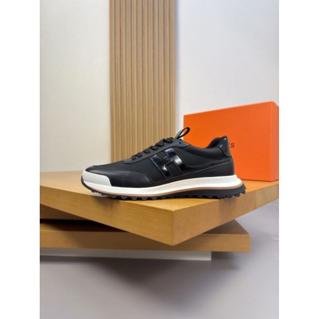 スマートシルエット レースアップ仕様 HERMES エルメス コピー スニーカー 快適設計 シティコーデ 幅広い着こなし