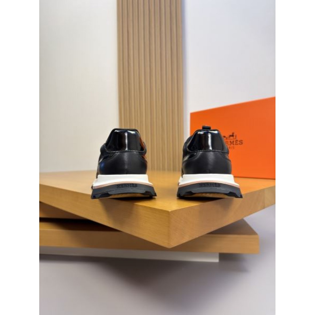 スマートシルエット レースアップ仕様 HERMES エルメス コピー スニーカー 快適設計 シティコーデ 幅広い着こなし