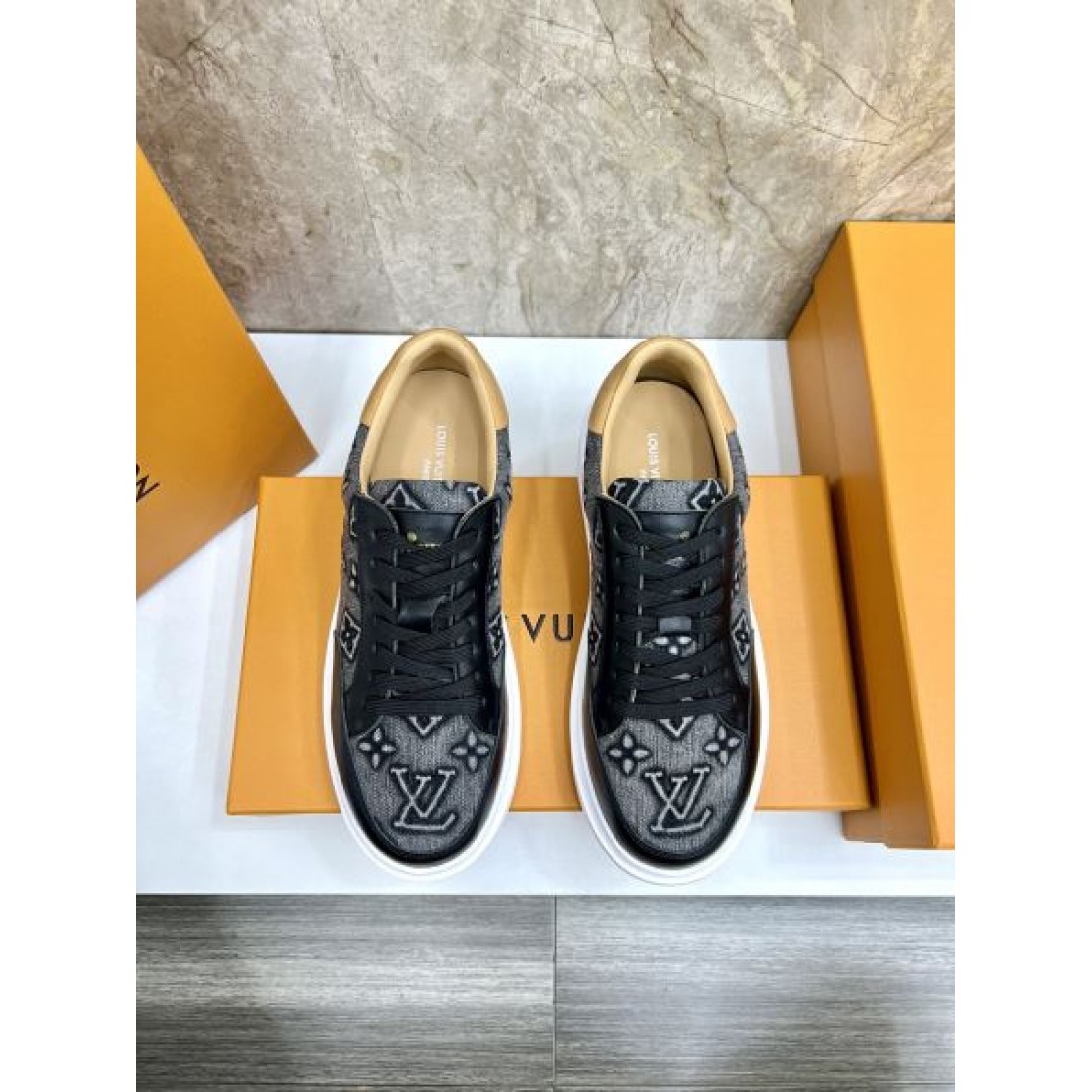 モノグラムデザイン シンプルアッパー LOUIS VUITTON ルイヴィトン コピー スニーカー 質感素材 リラックスコーデ 注目アイテム