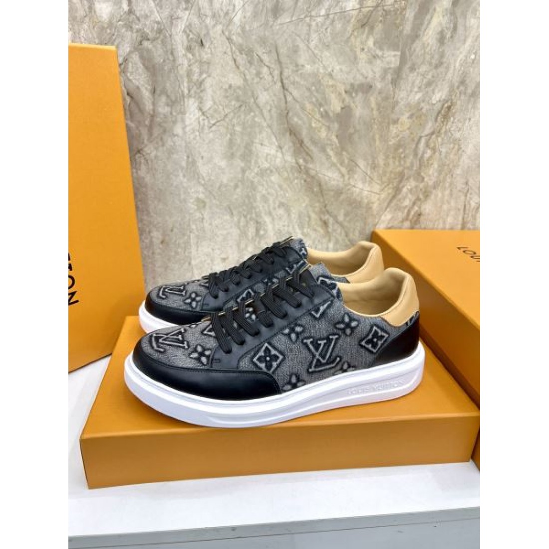 モノグラムデザイン シンプルアッパー LOUIS VUITTON ルイヴィトン コピー スニーカー 質感素材 リラックスコーデ 注目アイテム