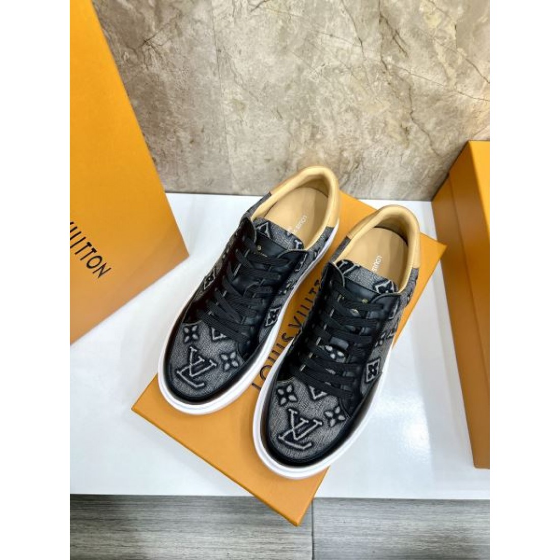 モノグラムデザイン シンプルアッパー LOUIS VUITTON ルイヴィトン コピー スニーカー 質感素材 リラックスコーデ 注目アイテム