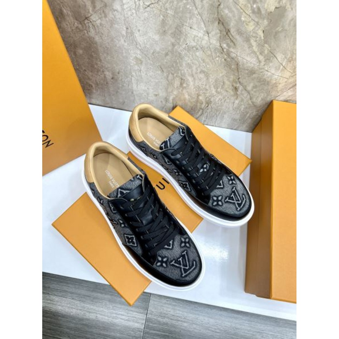 モノグラムデザイン シンプルアッパー LOUIS VUITTON ルイヴィトン コピー スニーカー 質感素材 リラックスコーデ 注目アイテム