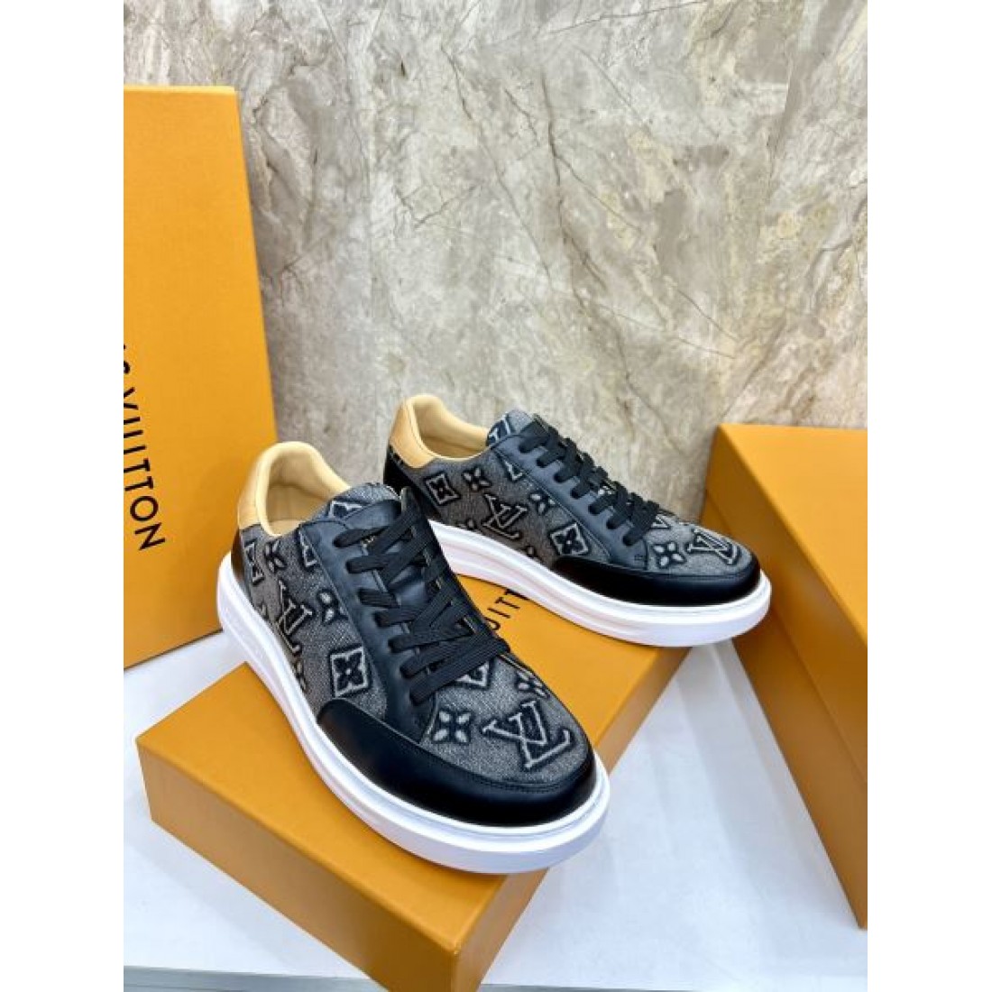 モノグラムデザイン シンプルアッパー LOUIS VUITTON ルイヴィトン コピー スニーカー 質感素材 リラックスコーデ 注目アイテム
