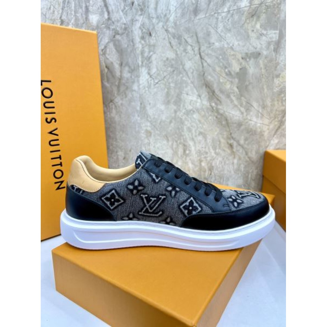 モノグラムデザイン シンプルアッパー LOUIS VUITTON ルイヴィトン コピー スニーカー 質感素材 リラックスコーデ 注目アイテム