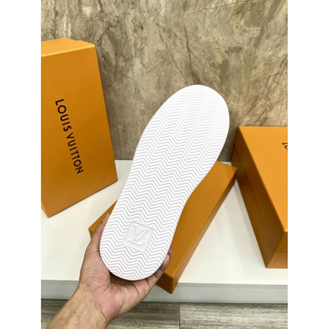 モノグラムデザイン シンプルアッパー LOUIS VUITTON ルイヴィトン コピー スニーカー 質感素材 リラックスコーデ 注目アイテム