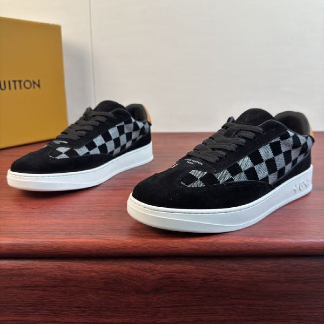 シンプルアッパー デザイン性の高いモデル LOUIS VUITTON ルイヴィトン コピー スニーカー 柔らかな履き心地 休日コーデ おしゃれアイテム