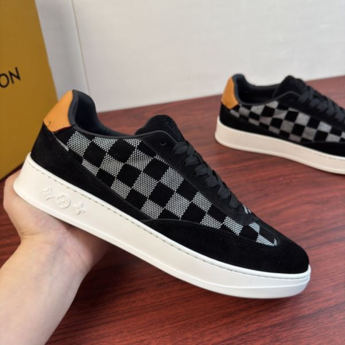 シンプルアッパー デザイン性の高いモデル LOUIS VUITTON ルイヴィトン コピー スニーカー 柔らかな履き心地 休日コーデ おしゃれアイテム
