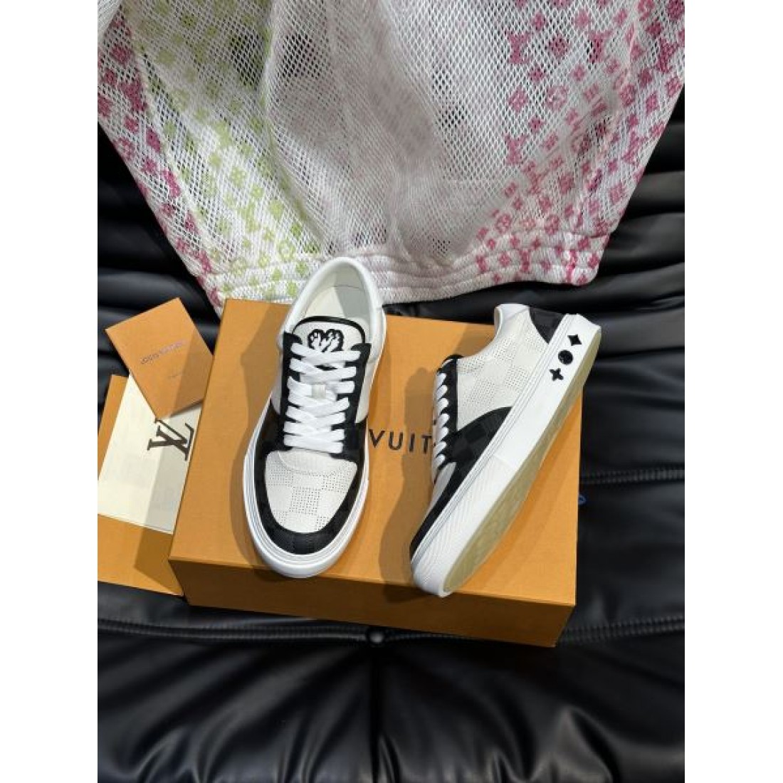 モノグラムアクセント ローカット メッシュ切替デザイン LOUIS VUITTON ルイヴィトン コピー スニーカー 軽量フォルム 高品質スタイル