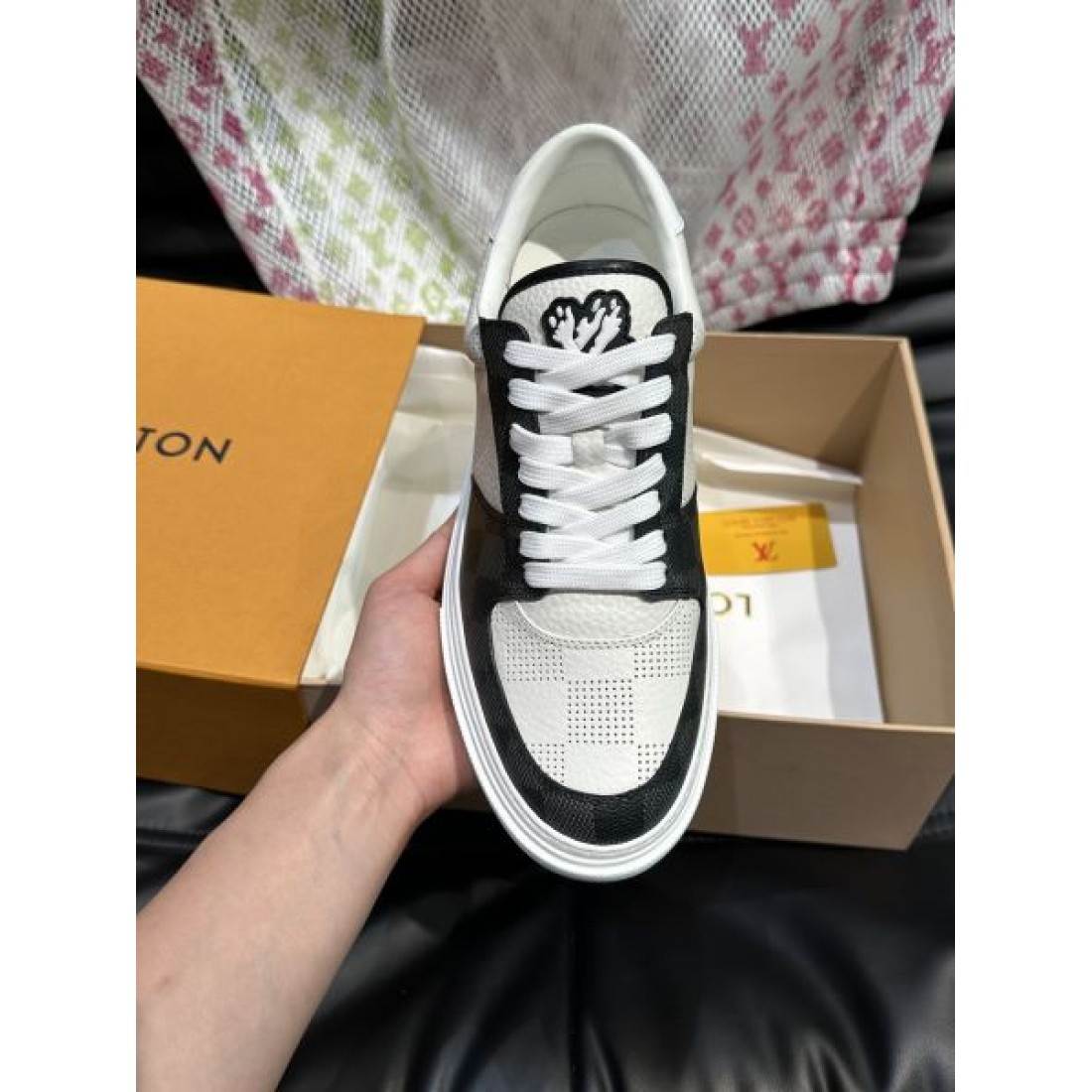 モノグラムアクセント ローカット メッシュ切替デザイン LOUIS VUITTON ルイヴィトン コピー スニーカー 軽量フォルム 高品質スタイル