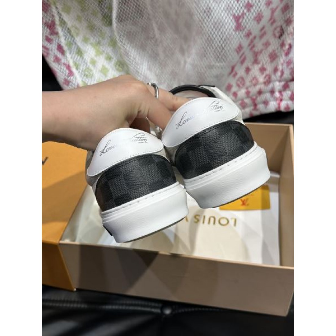 モノグラムアクセント ローカット メッシュ切替デザイン LOUIS VUITTON ルイヴィトン コピー スニーカー 軽量フォルム 高品質スタイル