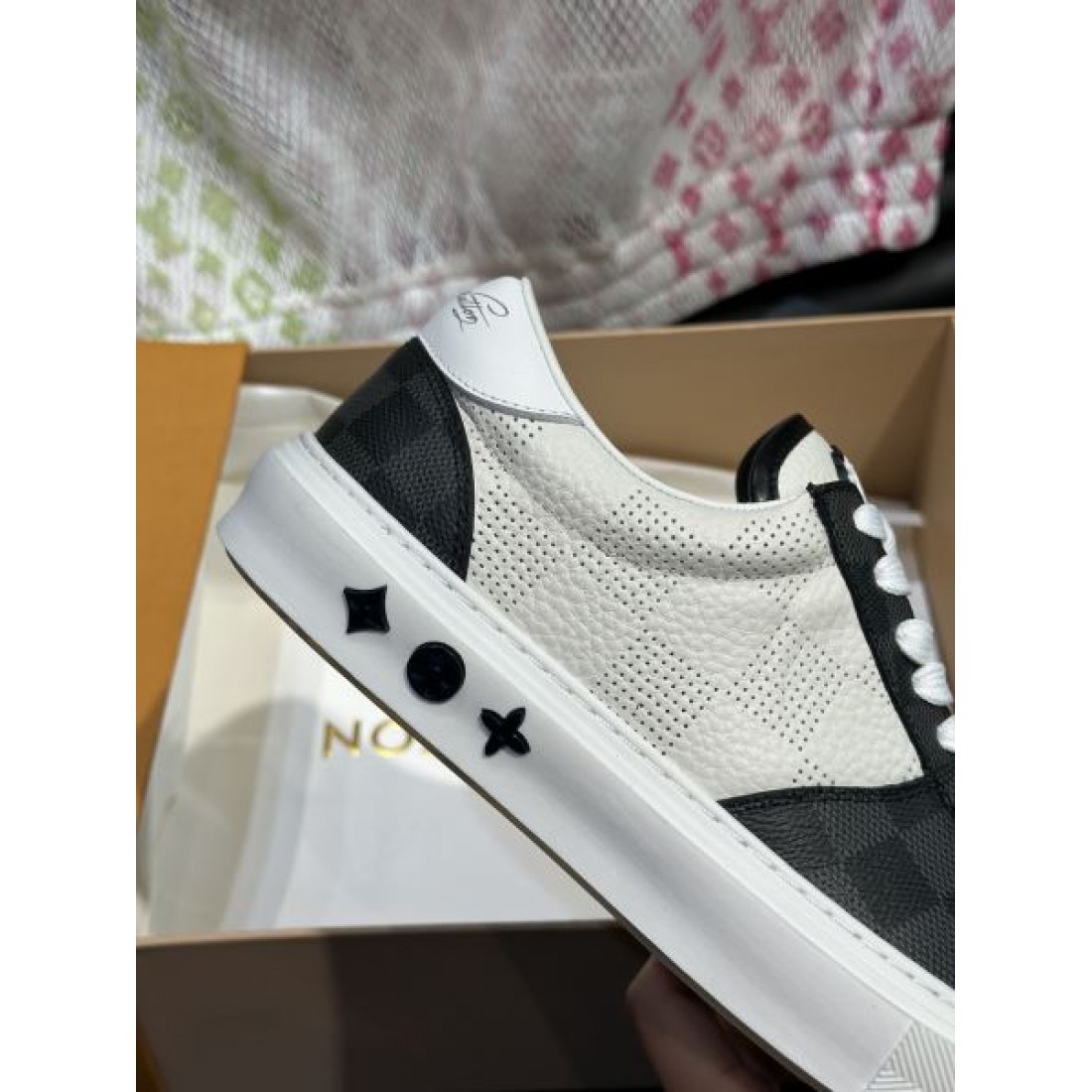 モノグラムアクセント ローカット メッシュ切替デザイン LOUIS VUITTON ルイヴィトン コピー スニーカー 軽量フォルム 高品質スタイル