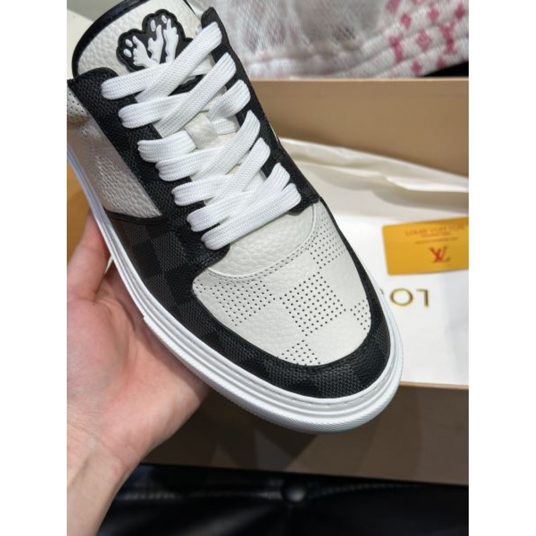 モノグラムアクセント ローカット メッシュ切替デザイン LOUIS VUITTON ルイヴィトン コピー スニーカー 軽量フォルム 高品質スタイル