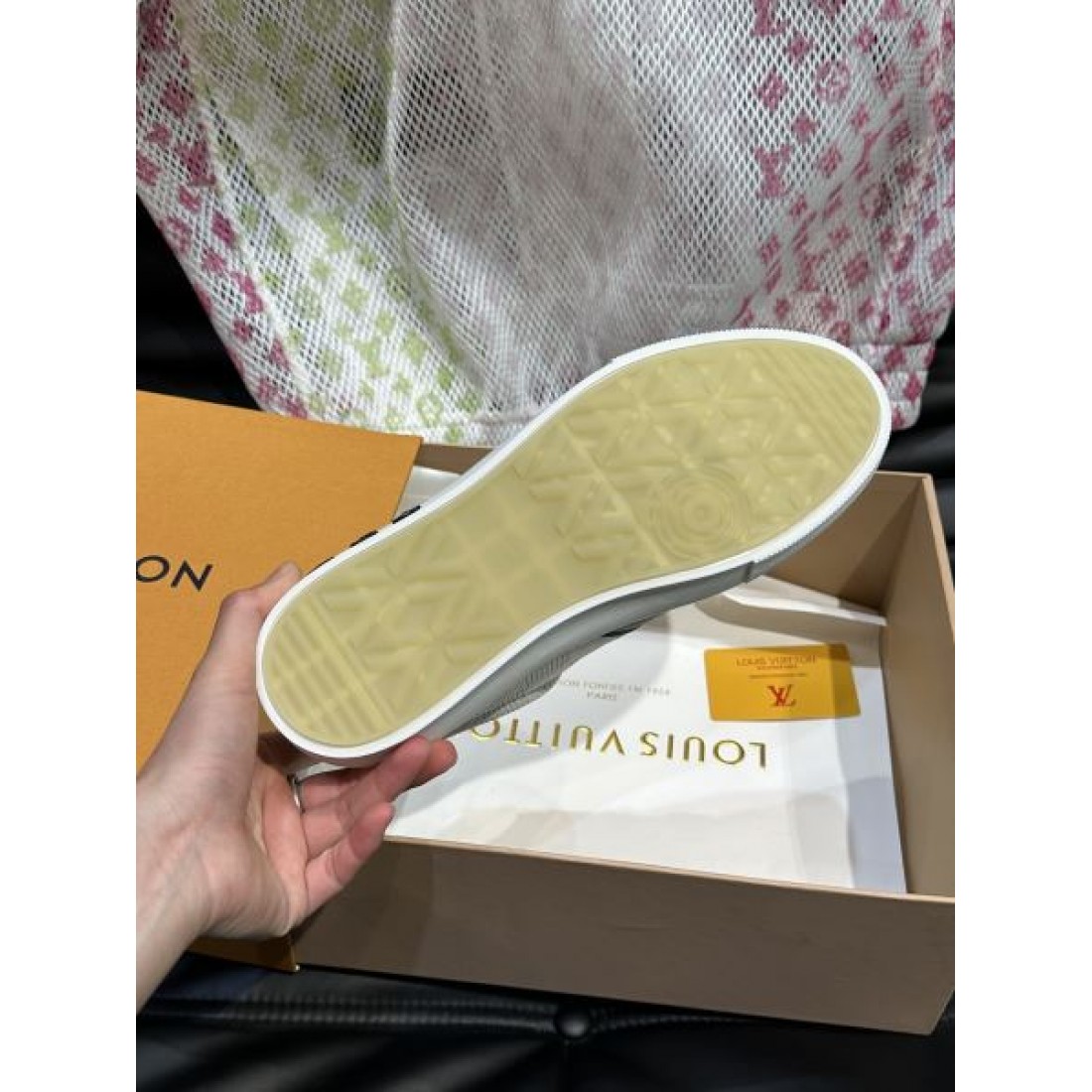 モノグラムアクセント ローカット メッシュ切替デザイン LOUIS VUITTON ルイヴィトン コピー スニーカー 軽量フォルム 高品質スタイル