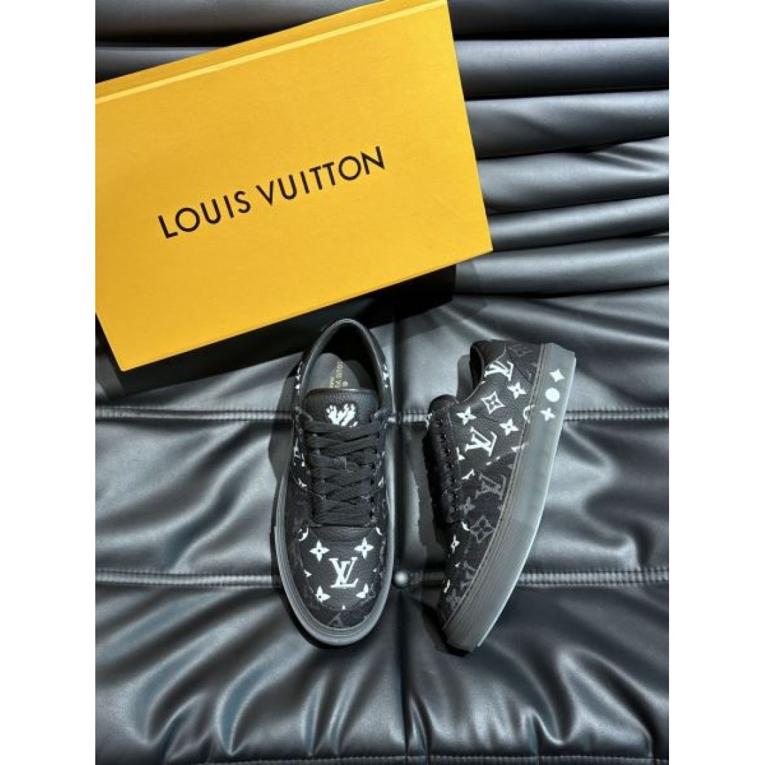 モノグラムパターン レースアップ仕様 LOUIS VUITTON ルイヴィトン コピー スニーカー ストリートファッション ブランド感