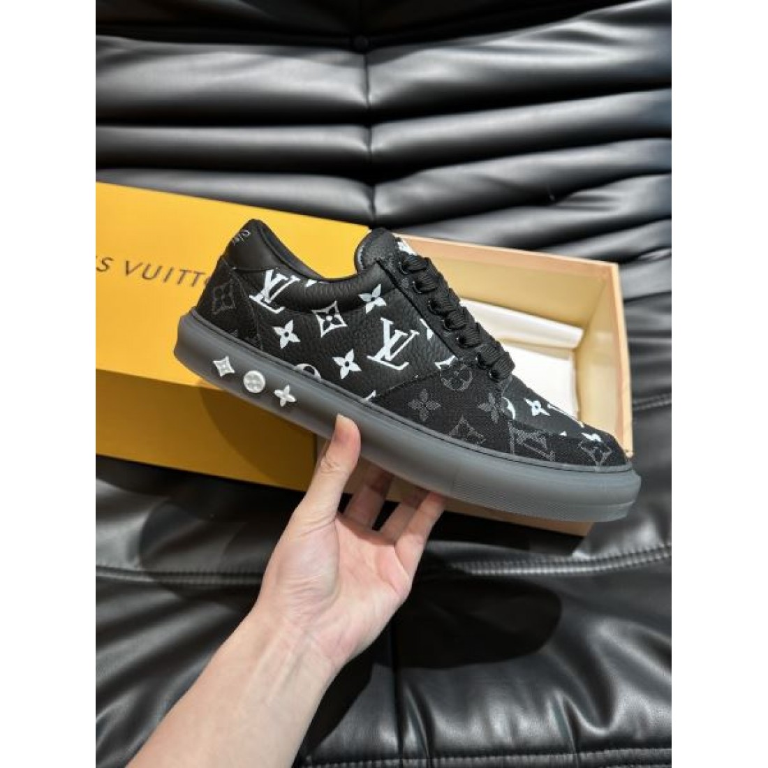 モノグラムパターン レースアップ仕様 LOUIS VUITTON ルイヴィトン コピー スニーカー ストリートファッション ブランド感